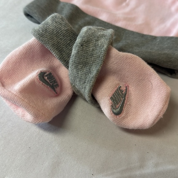 Nike - NWOT - baby/newborn hat and sock set - Picture 2 of 4